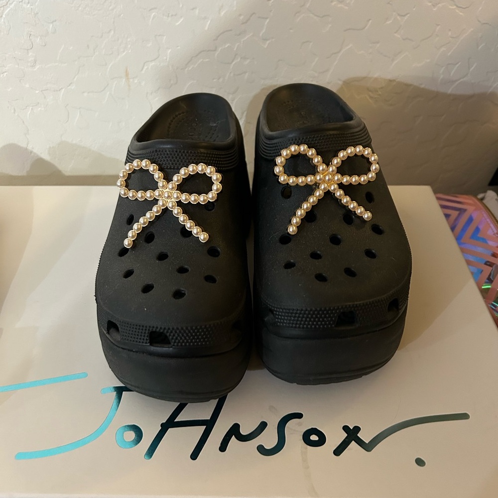 Black croc Women's Shoes with Pearl Bow